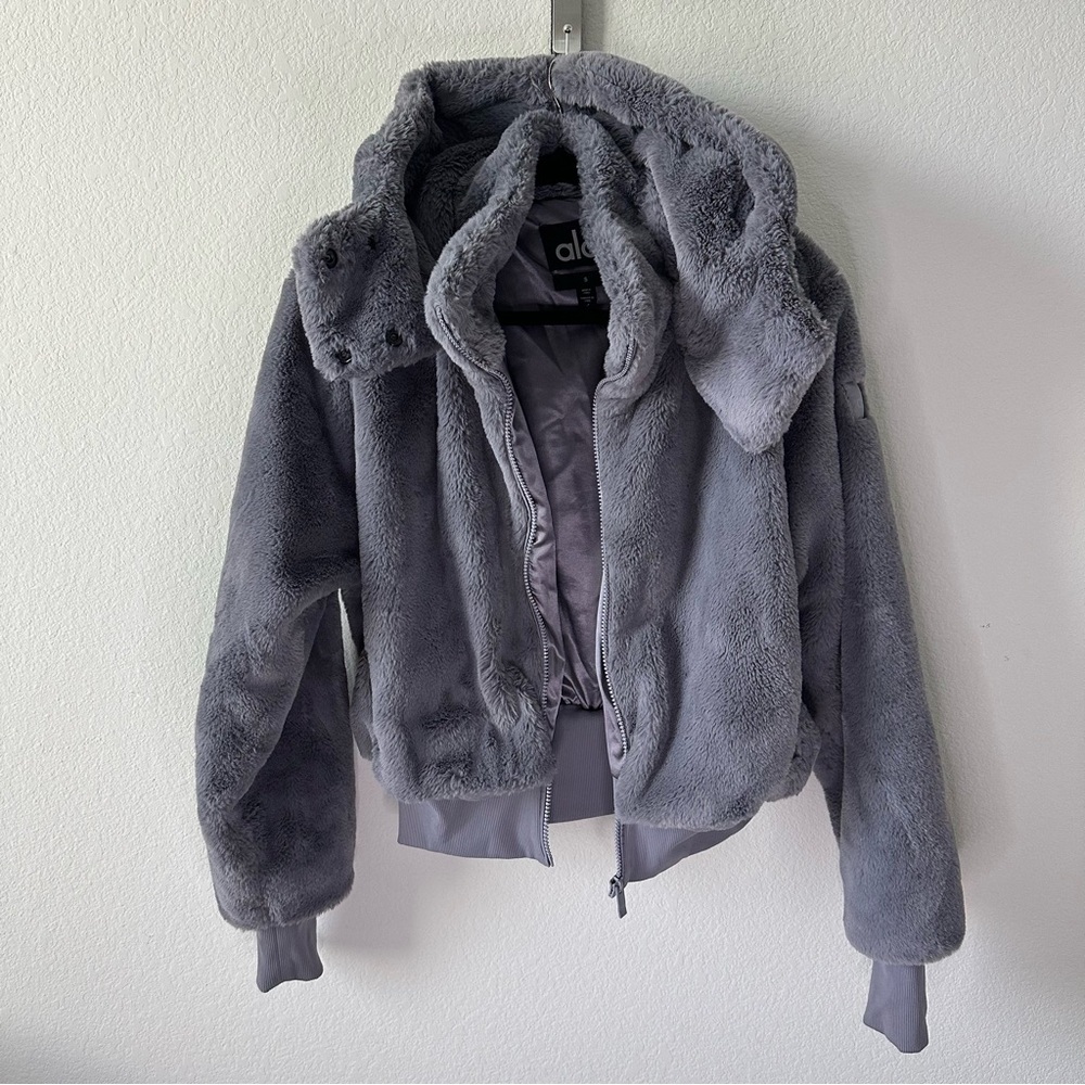 ALO YOGA FAUX FUR FOXY JACKET in FOG SZ S - Picture 9 of 11
